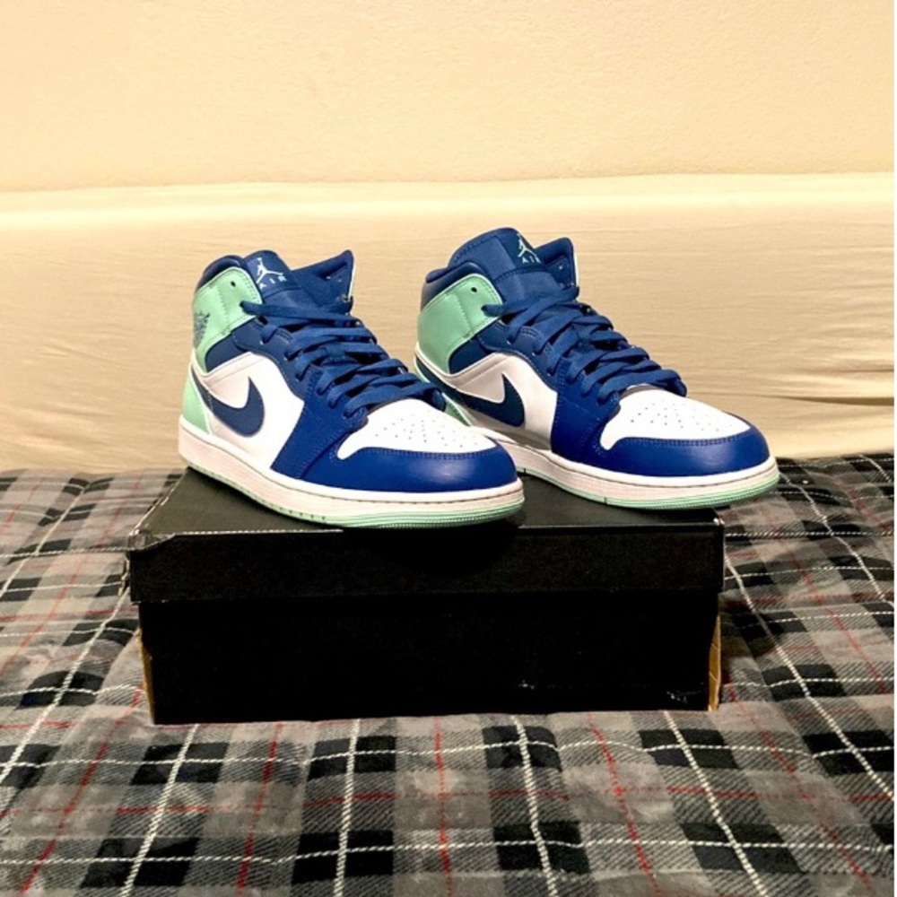 Air Jordan 1 Mid Mystic Navy/Mint Foam.